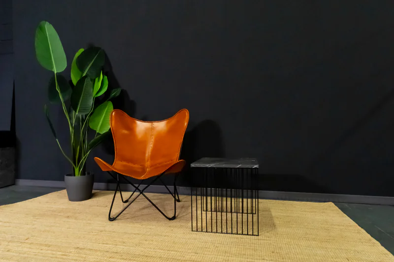 Zona negra profesional con equipos de iluminación selectiva para fotografía artística y comercial