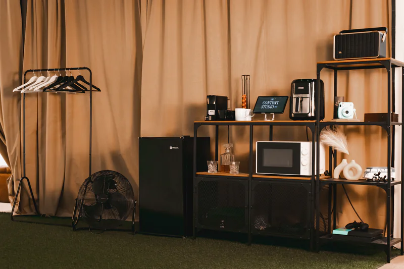 Setup con fondo de color cálido para fotografía de lifestyle y contenido aspiracional