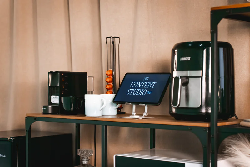 Fondo colorido con iluminación profesional para destacar texturas y detalles de producto