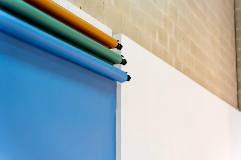 Sesión de fotografía con fondo de color para branding y marketing visual profesional