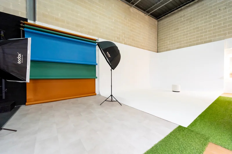 Fondo colorido dinámico para contenido de redes sociales y fotografía comercial moderna