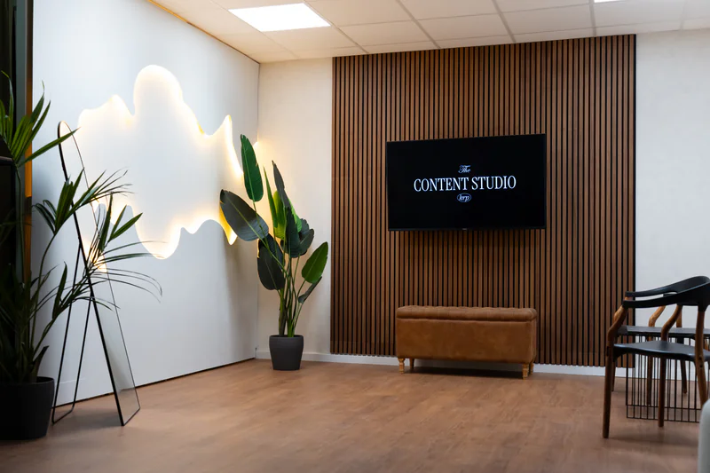 Zona creativa con iluminación LED ajustable para sesiones de fotografía comercial y branding