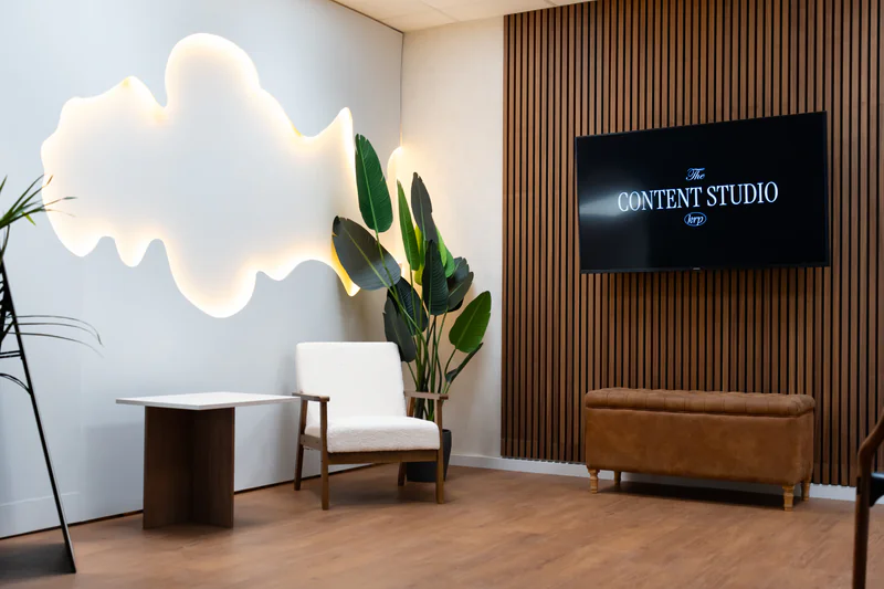 Espacio versátil del creative studio preparado para sesiones de video y streaming profesional