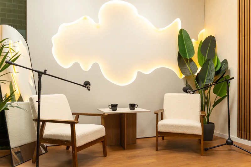 Área de trabajo creativa con equipos profesionales para producción de contenido digital