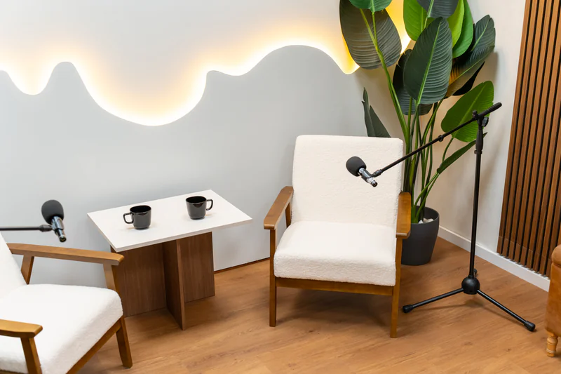 Zona flexible del creative studio con fondos intercambiables para diferentes tipos de sesión