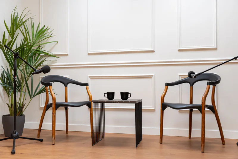 Espacio creativo con mesa de trabajo y equipos técnicos para post-producción