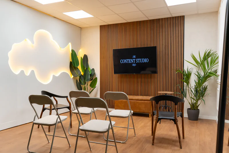 Vista general del creative studio mostrando versatilidad y equipamiento profesional