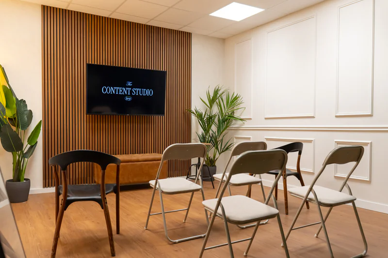 Zona de grabación con tratamiento acústico profesional para audio de alta calidad