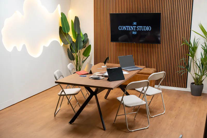 Setup para entrevistas y contenido corporativo con iluminación soft y profesional