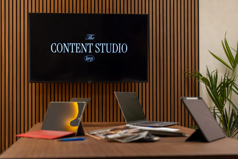 Área creativa con instrumentos musicales y equipos para grabación de contenido musical