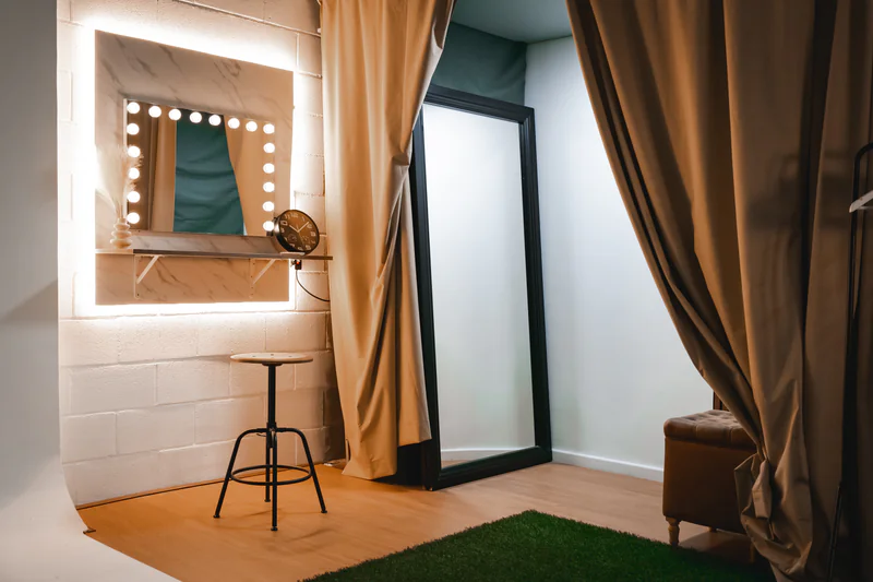 Vista completa del ciclorama blanco con fondos personalizables para sesiones comerciales