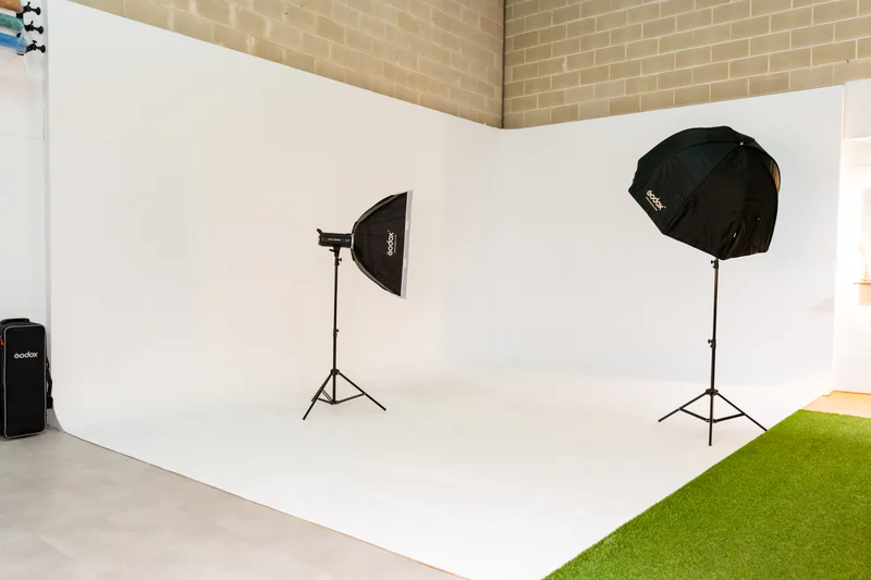 Ciclorama blanco profesional 6x4m con iluminación LED para sesiones de moda en The Content Studio