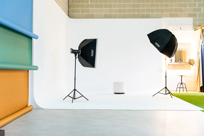 Detalle del sistema de iluminación LED y fondos infinitos del ciclorama profesional