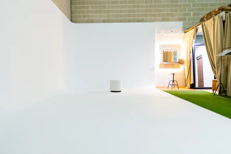 Vista lateral del ciclorama mostrando la altura de 3+ metros para producciones audiovisuales